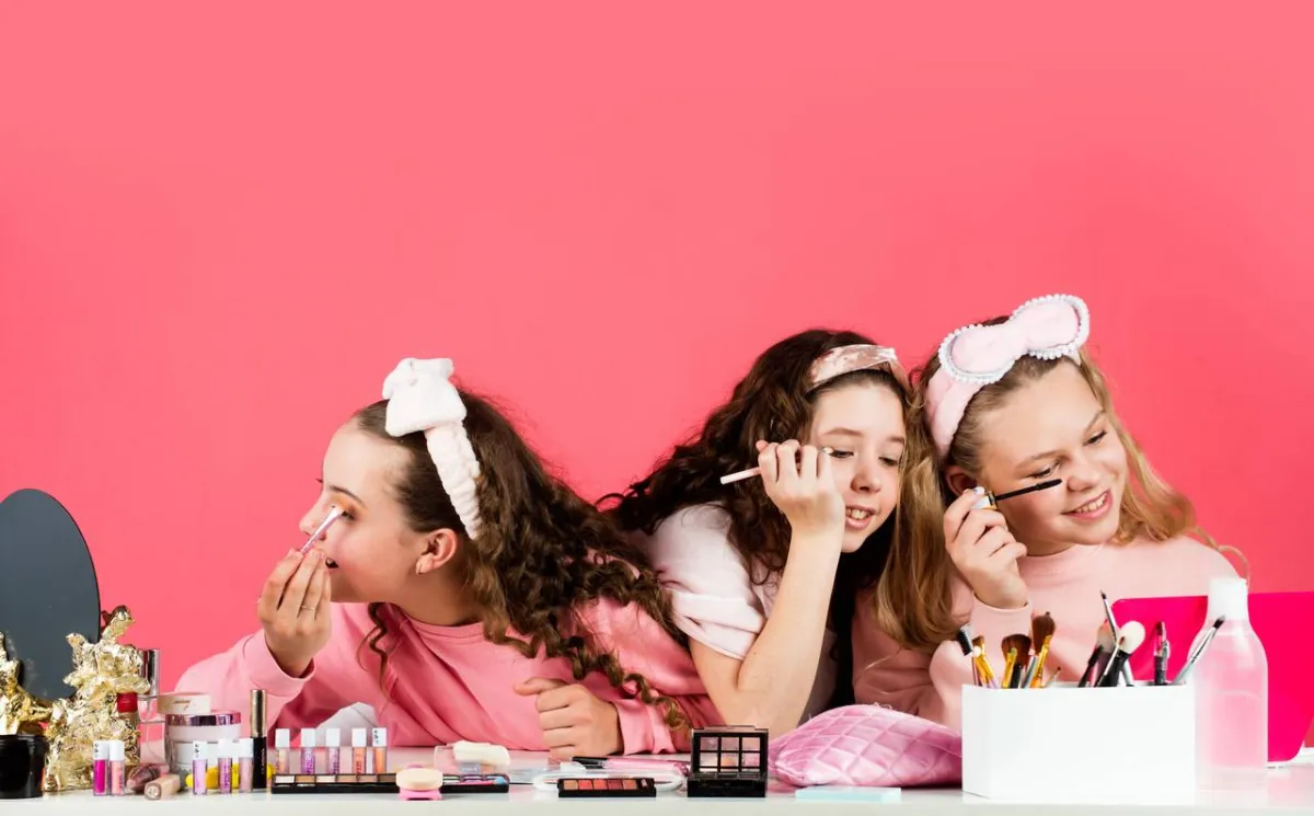 صورة لصديقات يضعن الماكياج