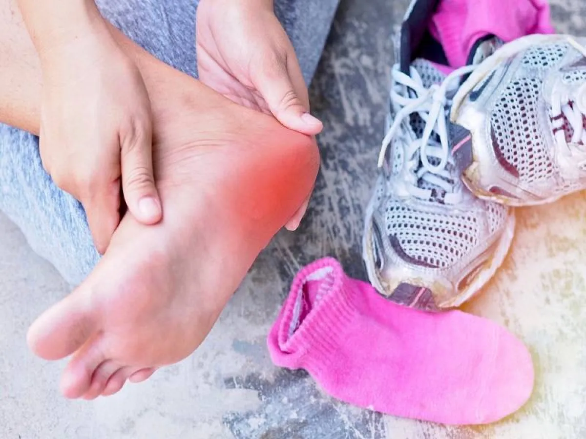 الشكوى الرئيسية للمصابين بالتهاب اللفافة الأخمصية هي الألم في أسفل الكعب