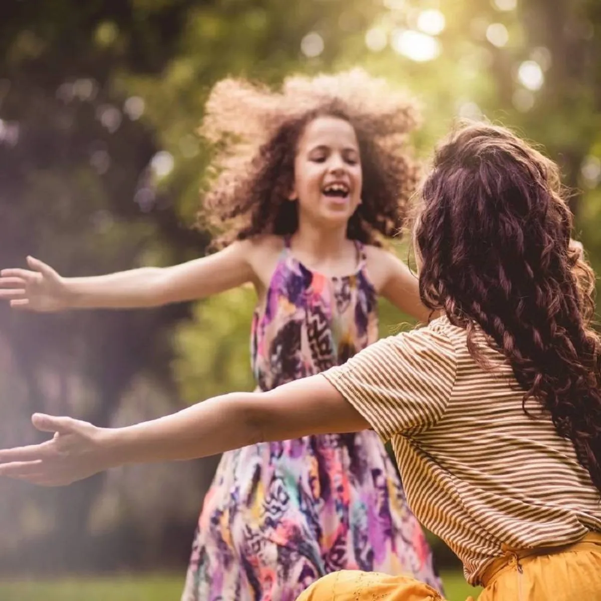 صورة لأم تستقبل حضن طفلتها