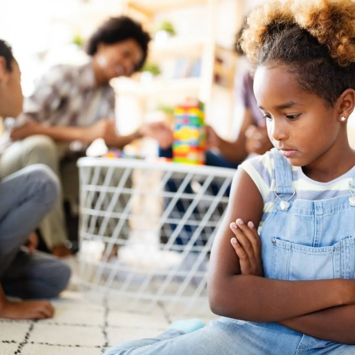 صورة لطفلة تجلس وحدها