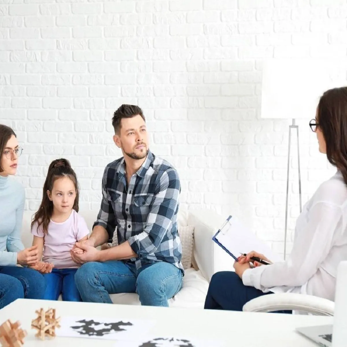 صورة لطبيب وأسرة المريض