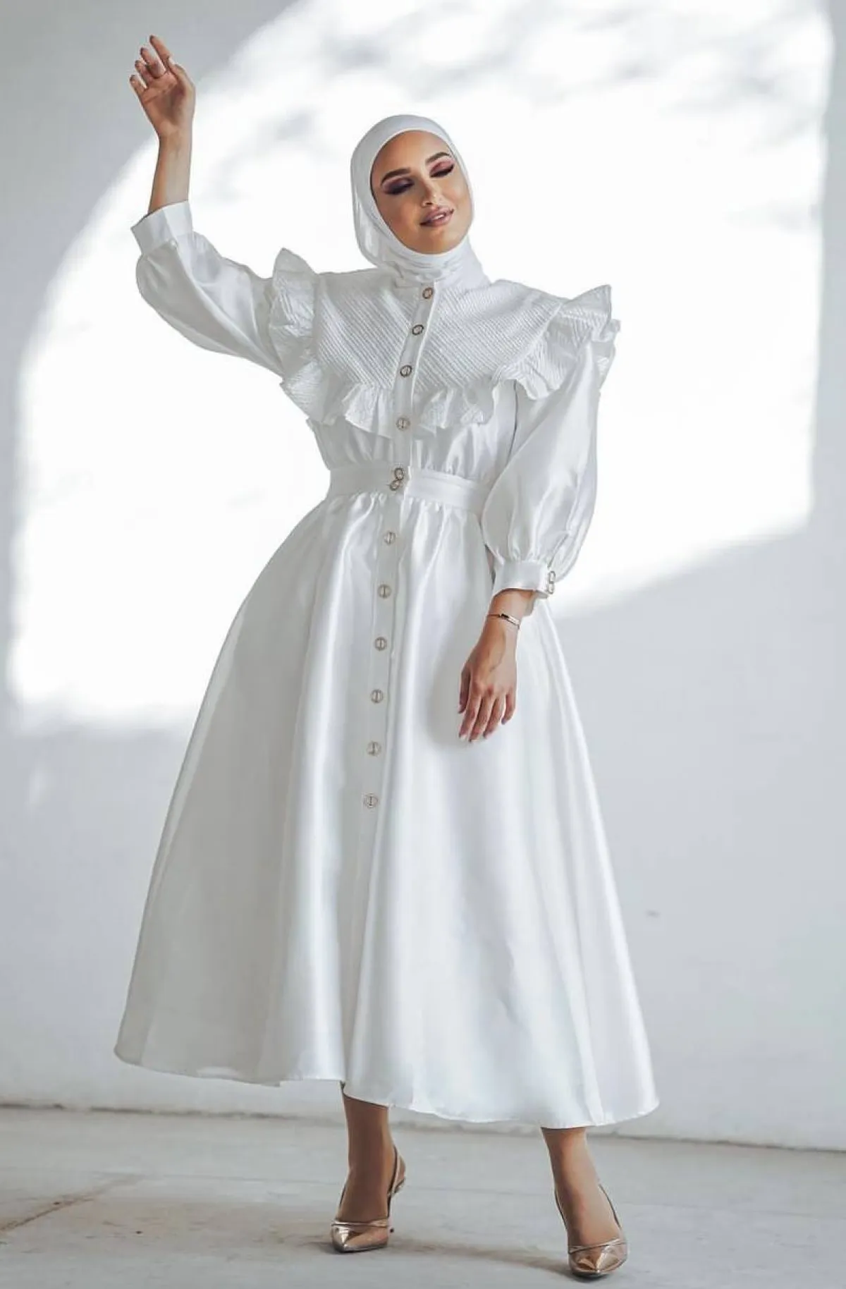 دلال الدوب بفستان ابيض