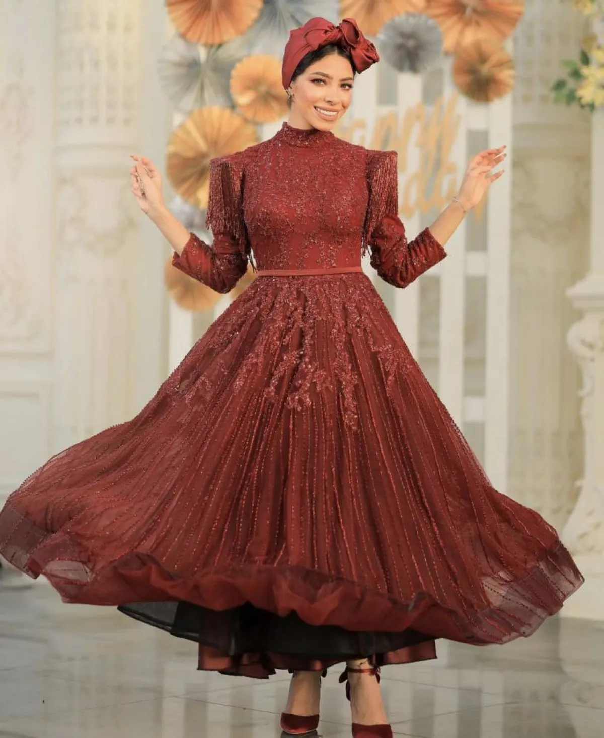 منة السني بفستان مطرز