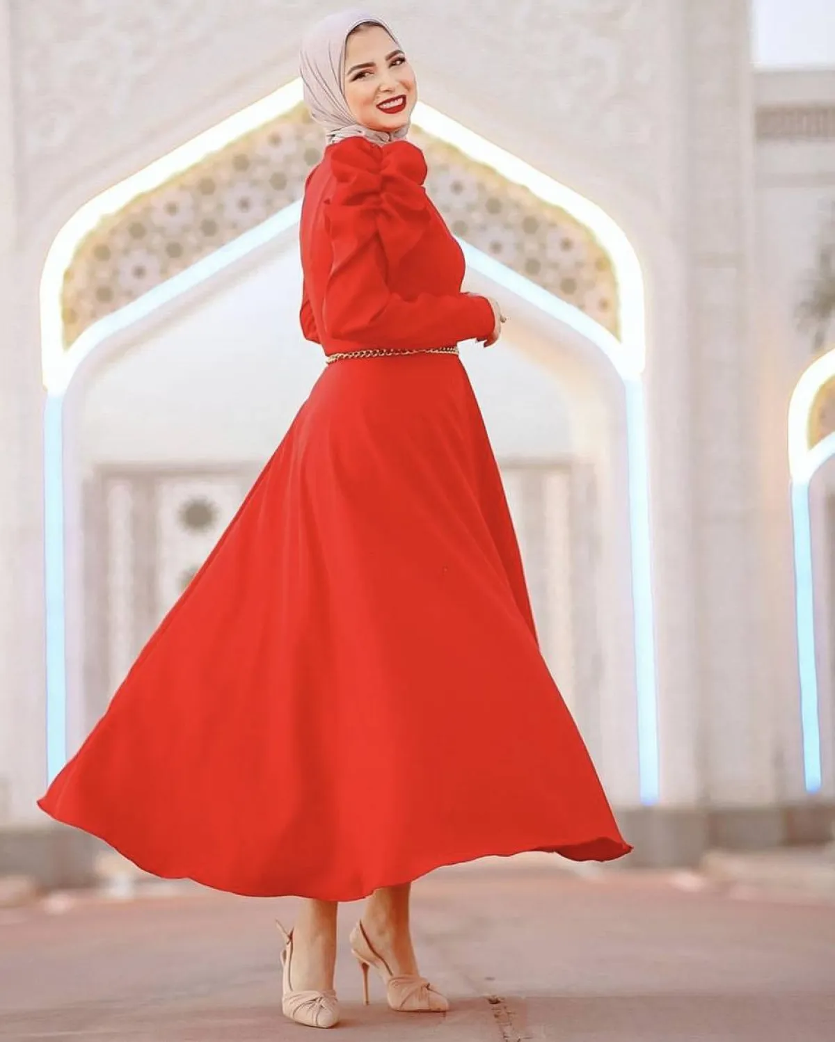 جهاد البنا بفستان ناعم باكمام منفوخة