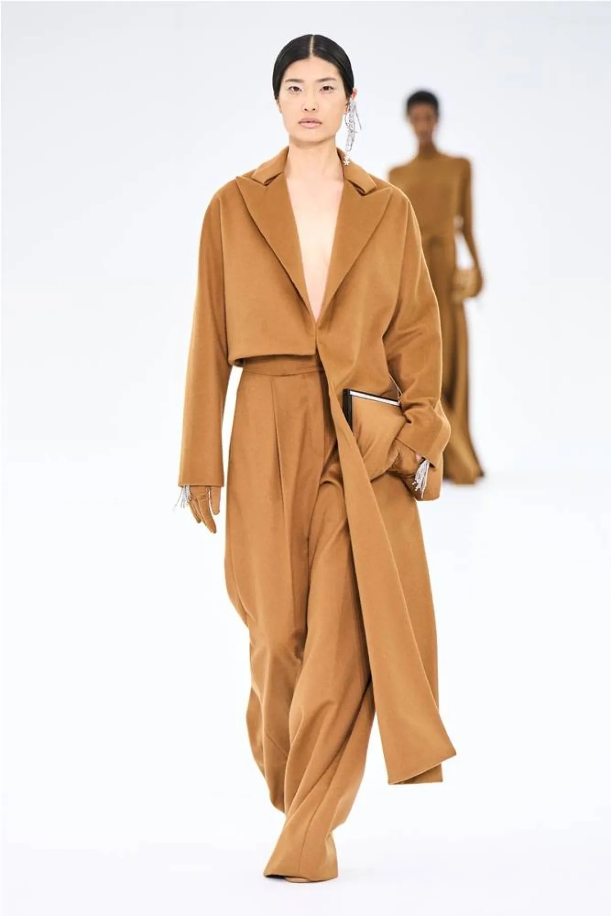 موديلات بدلات بالألوان الترابية لخريف 2022 من فندي Fendi