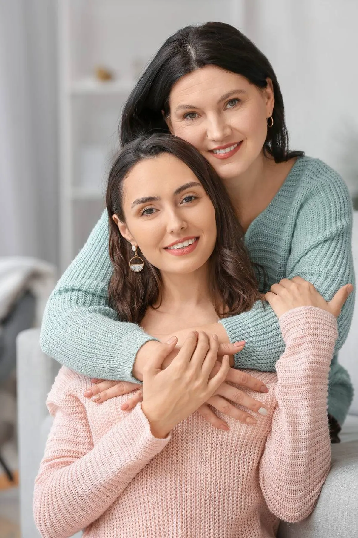 صورة لأم وابنتها المراهقة