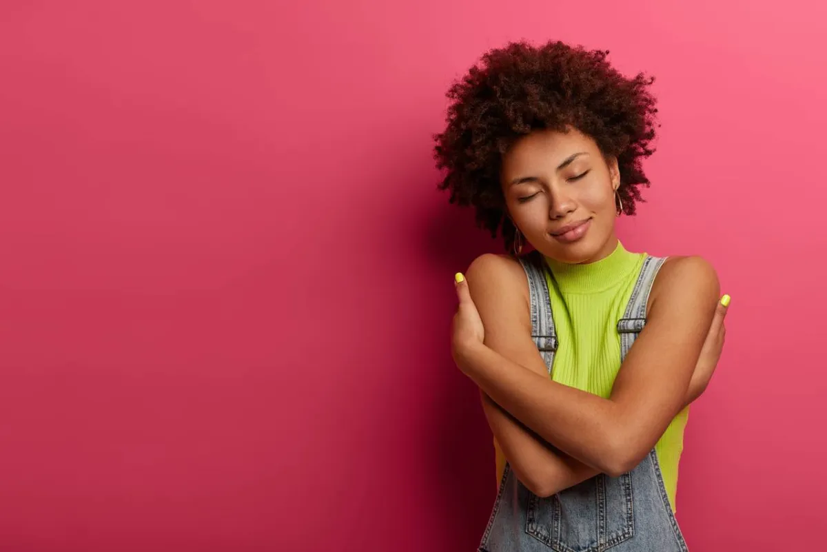 صورة لمراهقة تشعر بأهمية مظهرها