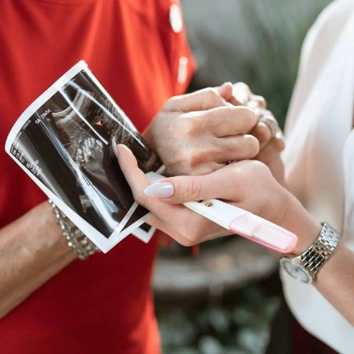 صورة لزوجين واختبار يعلن الحمل