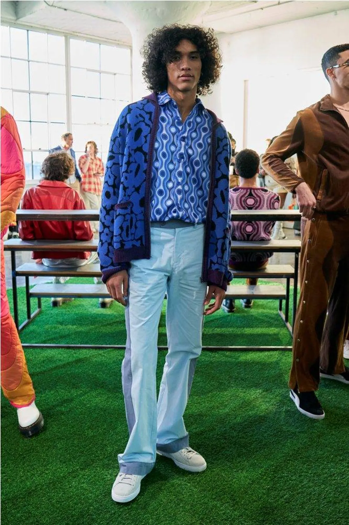 تنسيق القميص الملوّن مع البنطلون للرجل من نيكولاس رافسكي Nicholas Raefski