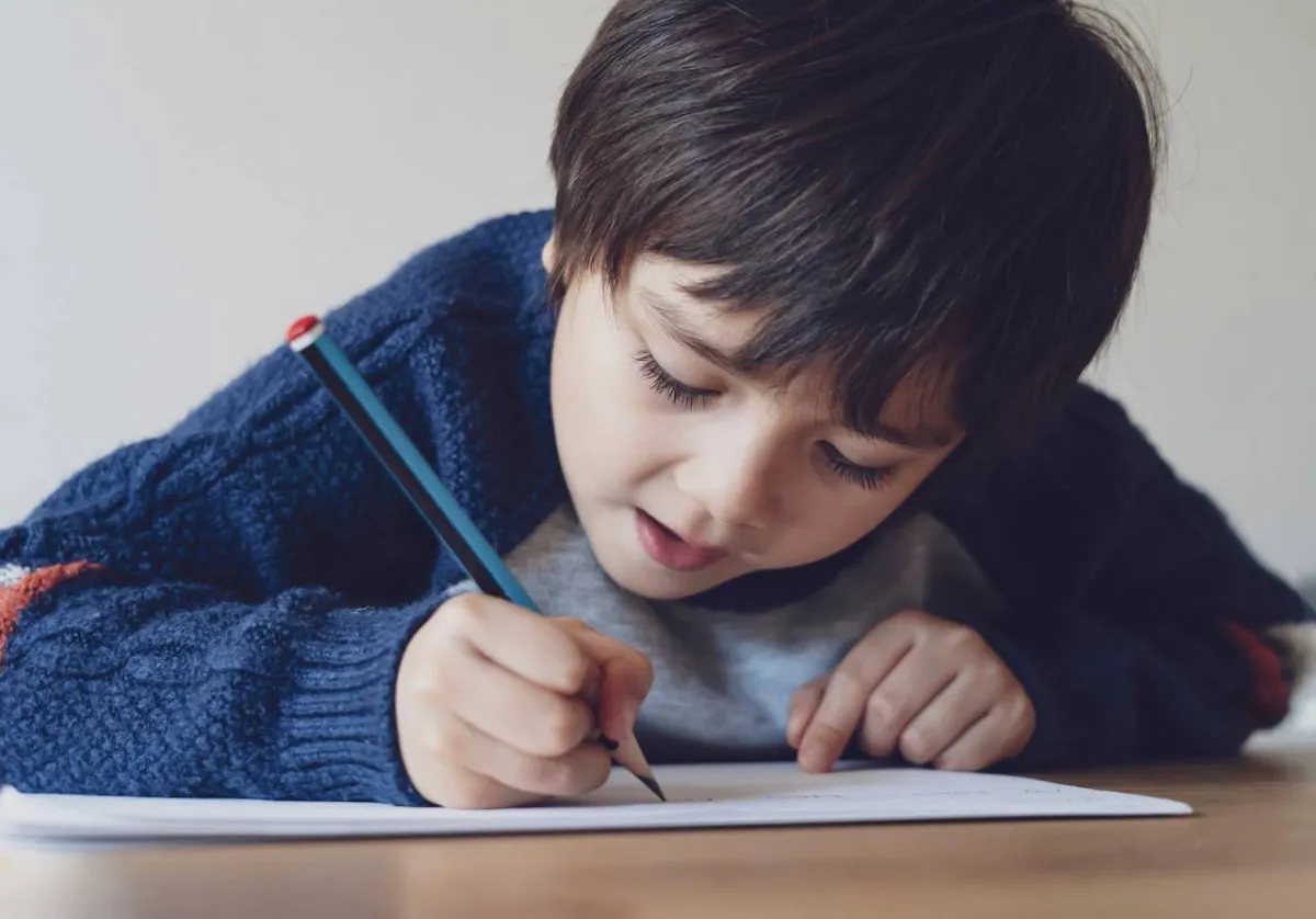 صورة لطفل يكتب