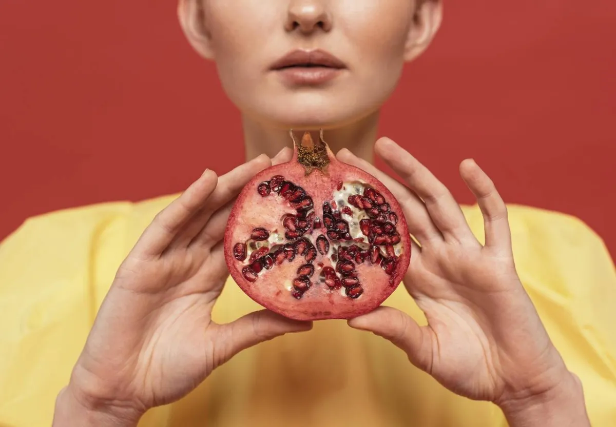 صورة لامرأة تتناول الرمان