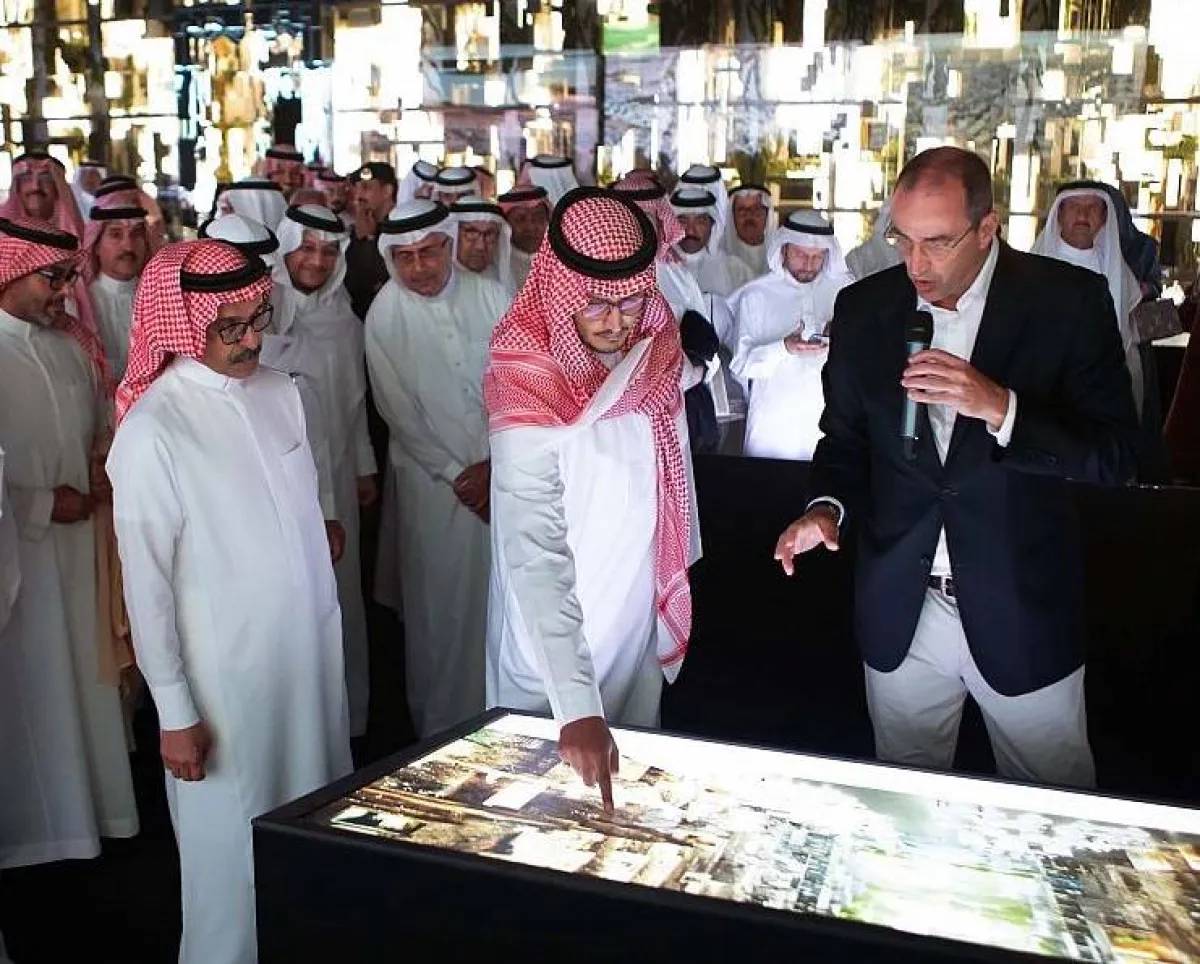 الأمير أحمد يطلع على محتويات المعرض. الصورة من "واس"