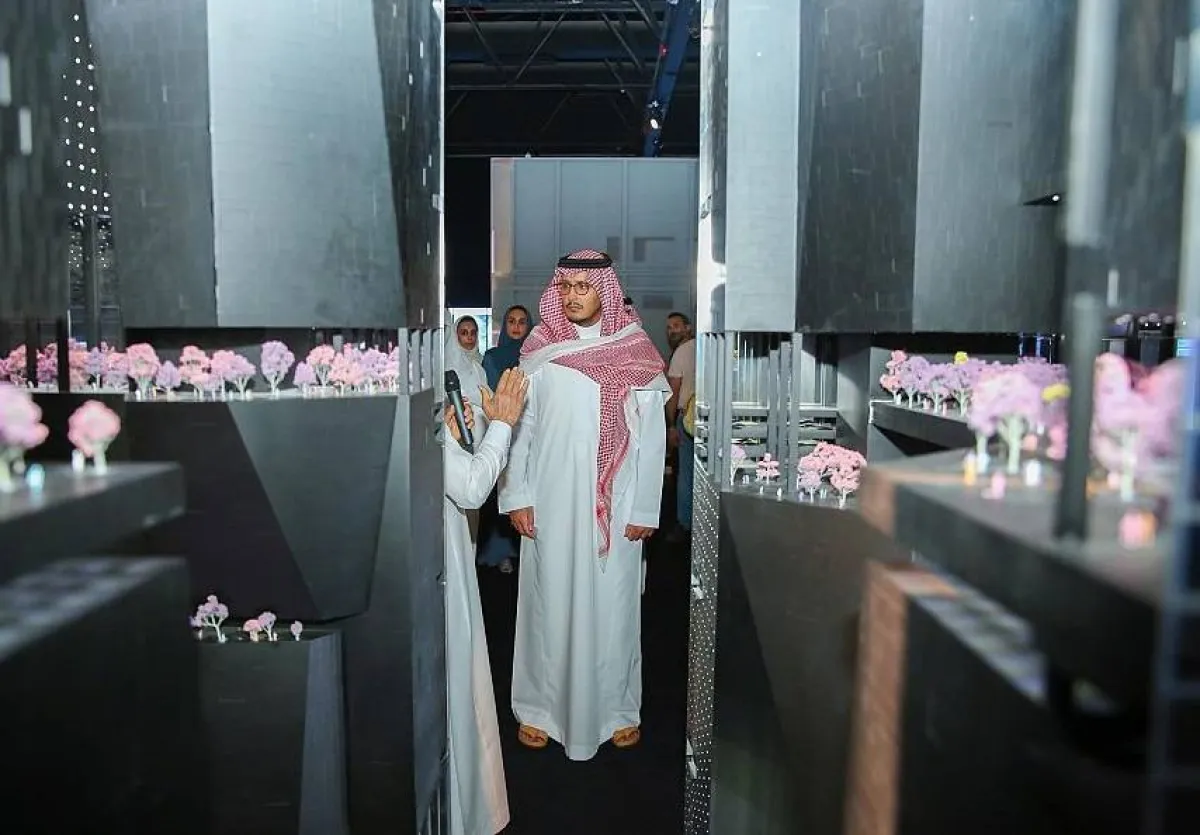 الأمير أحمد أثناء تجوله بالمعرض. الصورة من "واس"