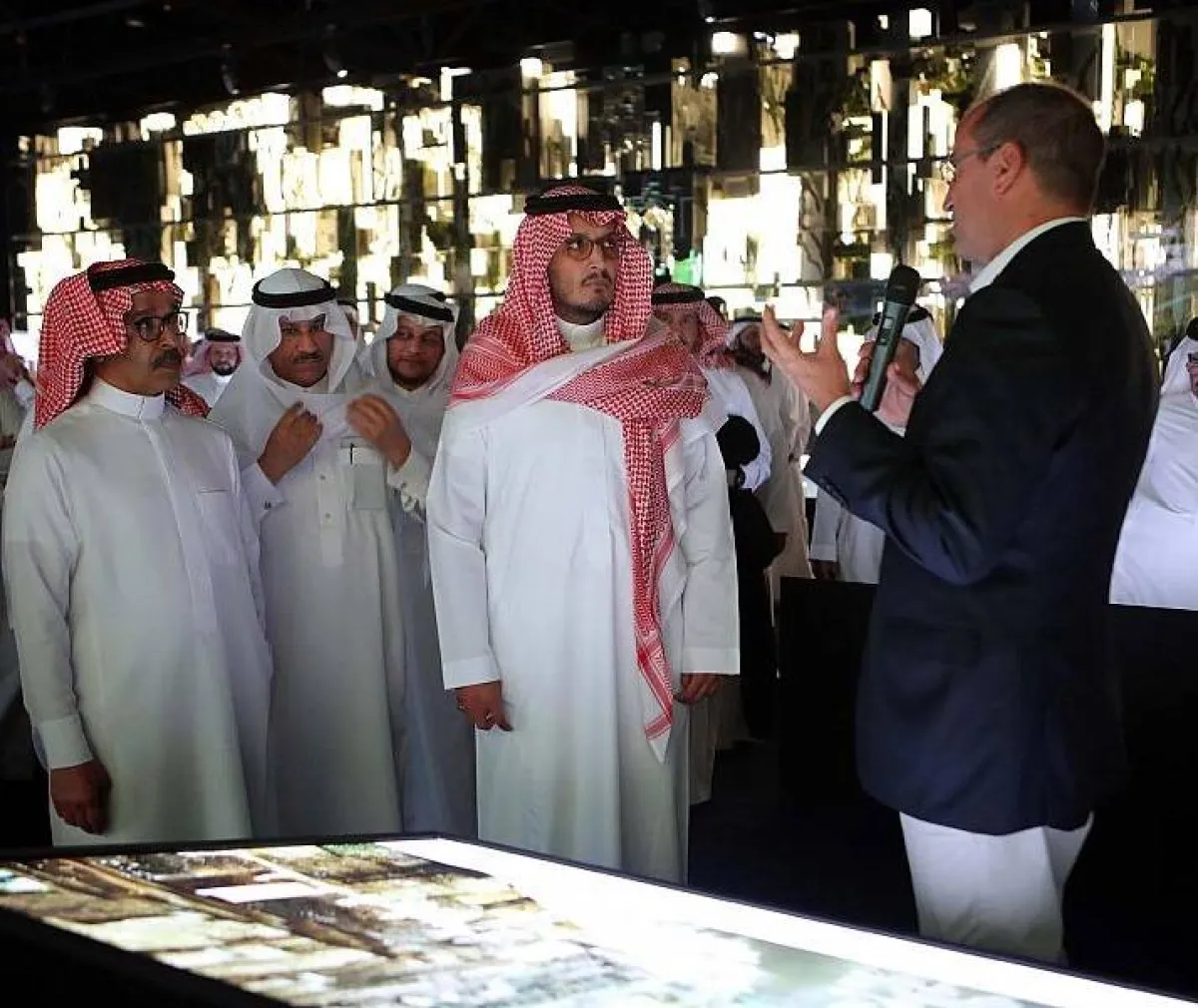  يتضمن المعرض تصاميم تفصيلية لمدينة ذا لاين. الصورة من "واس"