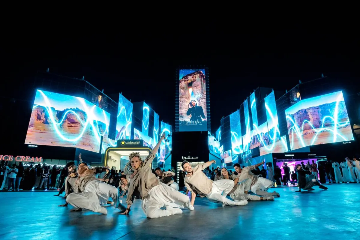 عرض حي ينقل الجمهور للأجواء الاحتفالية في أزِمُث