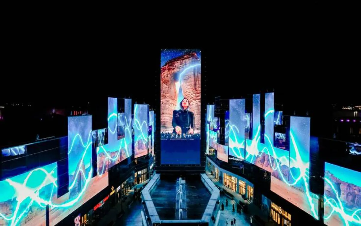 عرضت على جميع شاشات البوليفارد بث للعازفة Kayan، الموسيقية