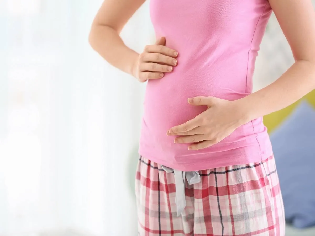صورة لامرأة حامل تعاني من آلم بالمعدة