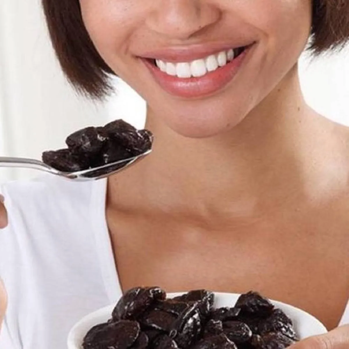 صورة لحامل وطبق من القراصيا