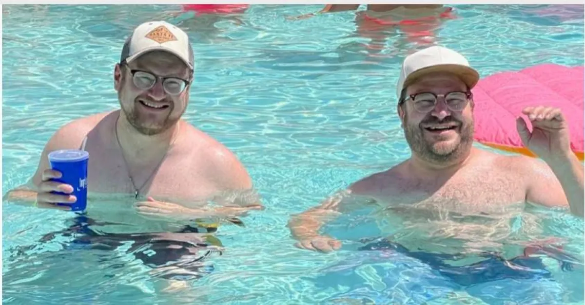 رجلان متشابهان