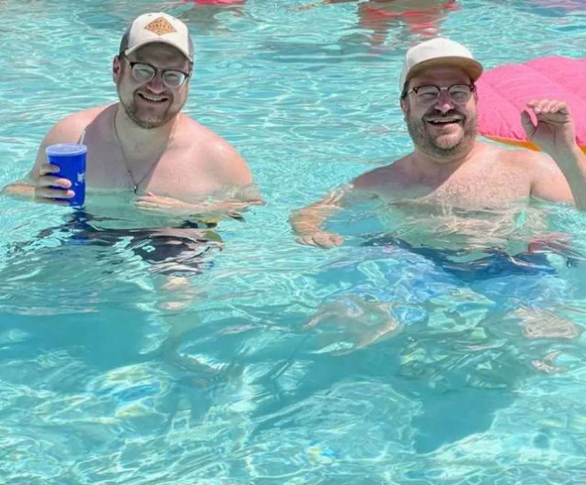 رجلان متشابهان