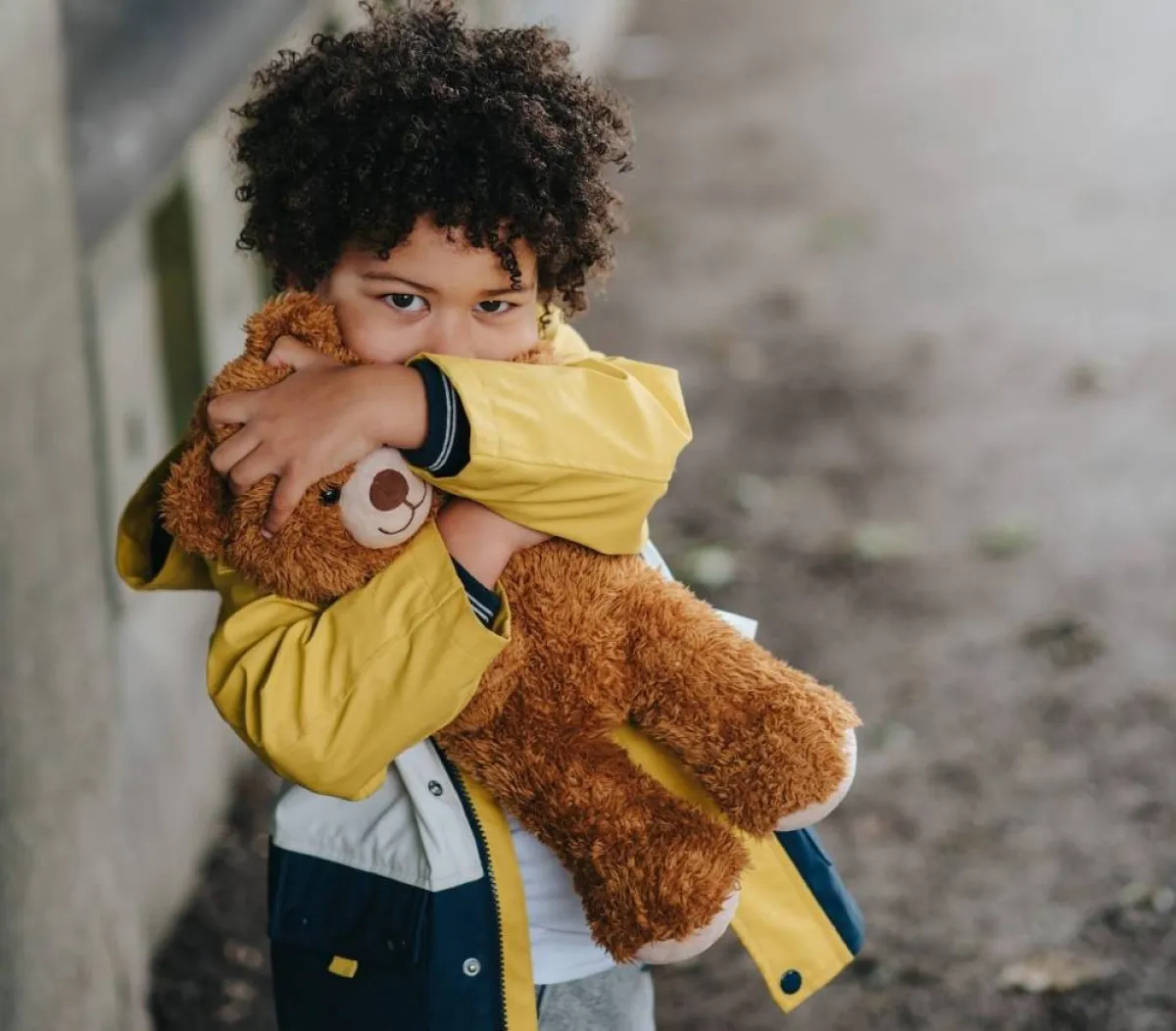 طفل يحمل دباً