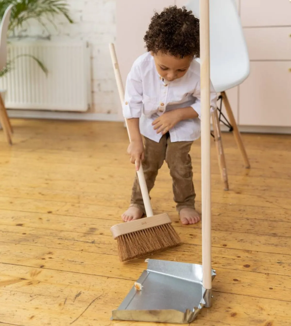 صورة لطفل ينظف غرفته