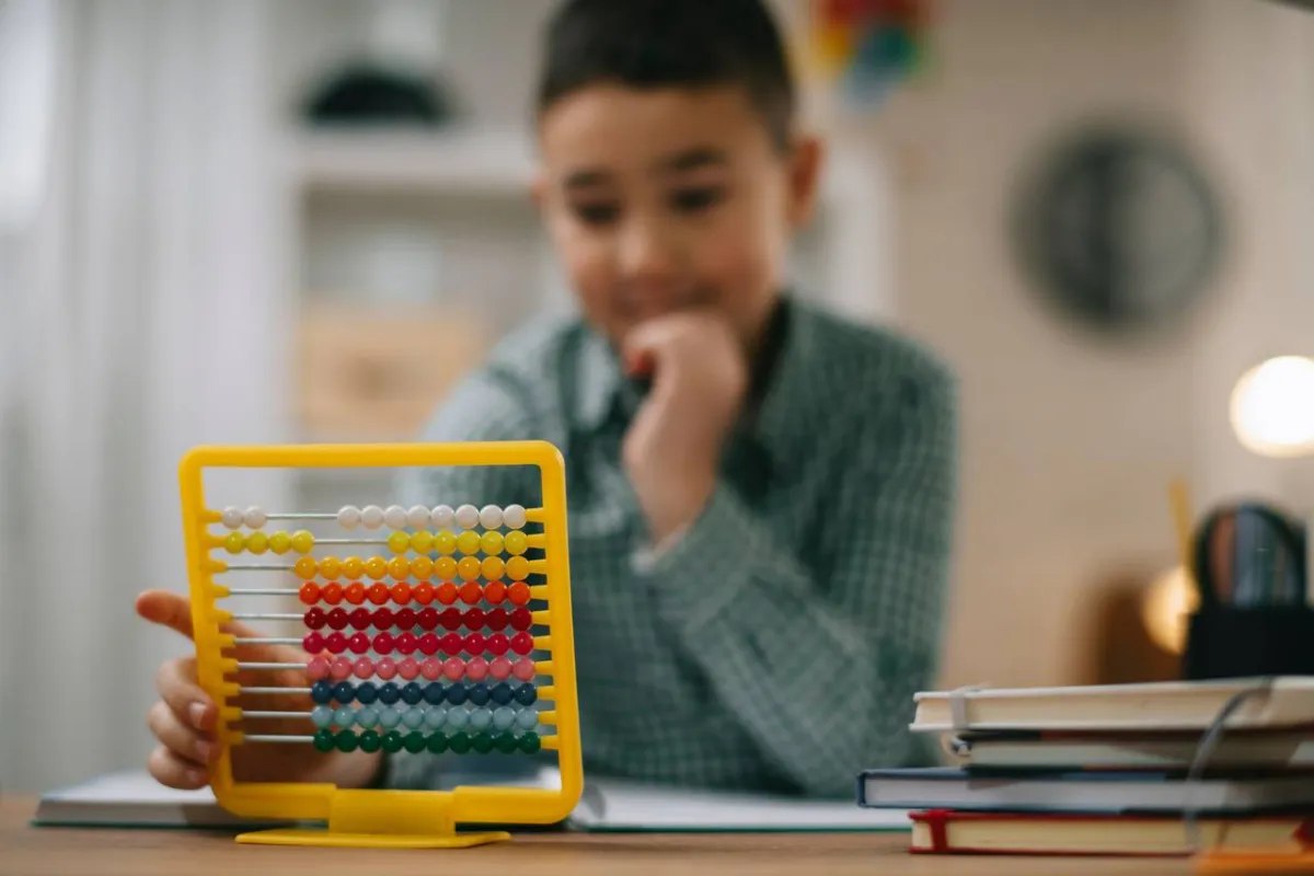 صورة طفل يتردد في الجمع