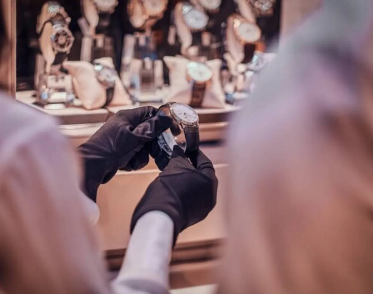 الفرق بين زجاج الساعة المعدني وزجاج الساعة الياقوت