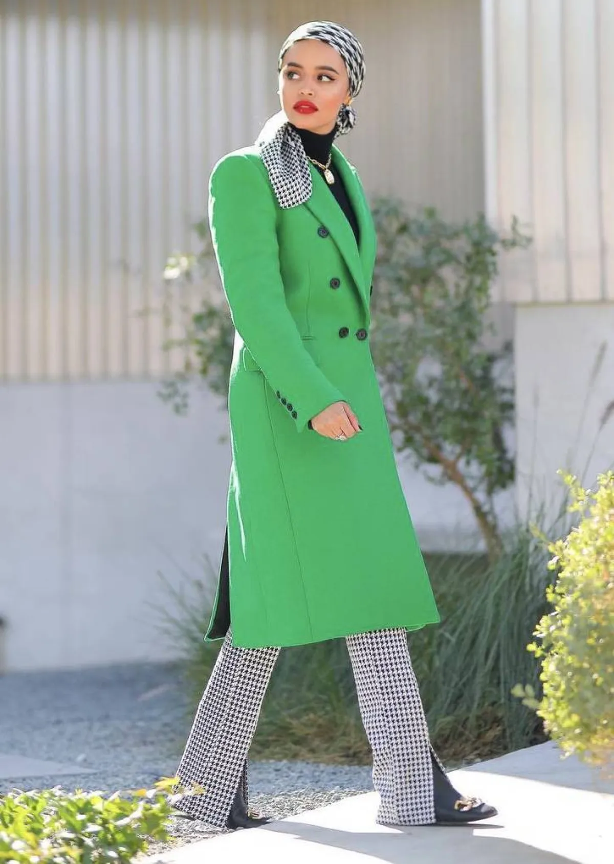 لولوة الخطاف بمعطف الترنش الاخضر