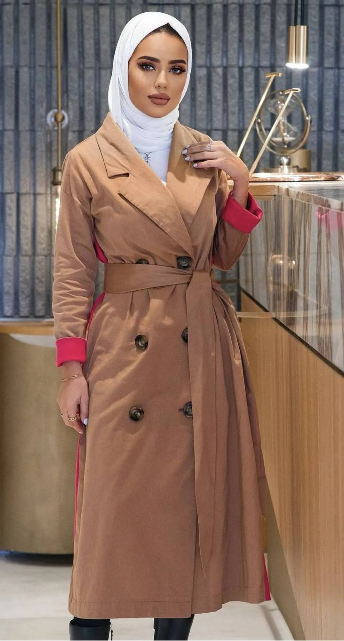 سارة الدهيم بمعطف الترنش الطويل