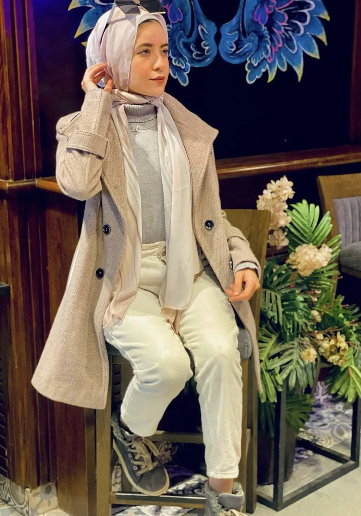 جهاد المحلاوي باطلالة حيادية الالوان