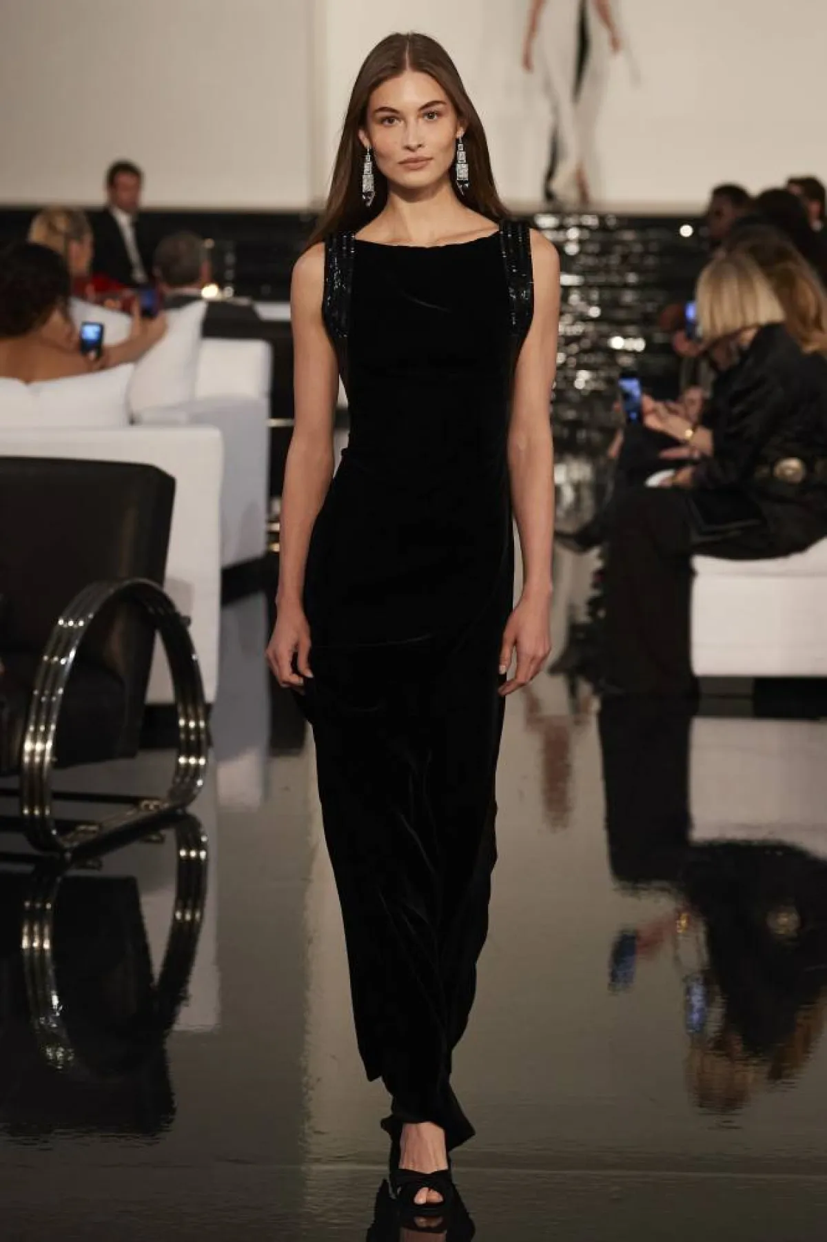 كيف تنسّقين الفستان الأسود في إطلالاتك؟