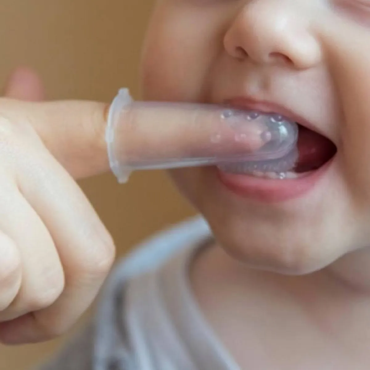 صورة لطفل يسنن