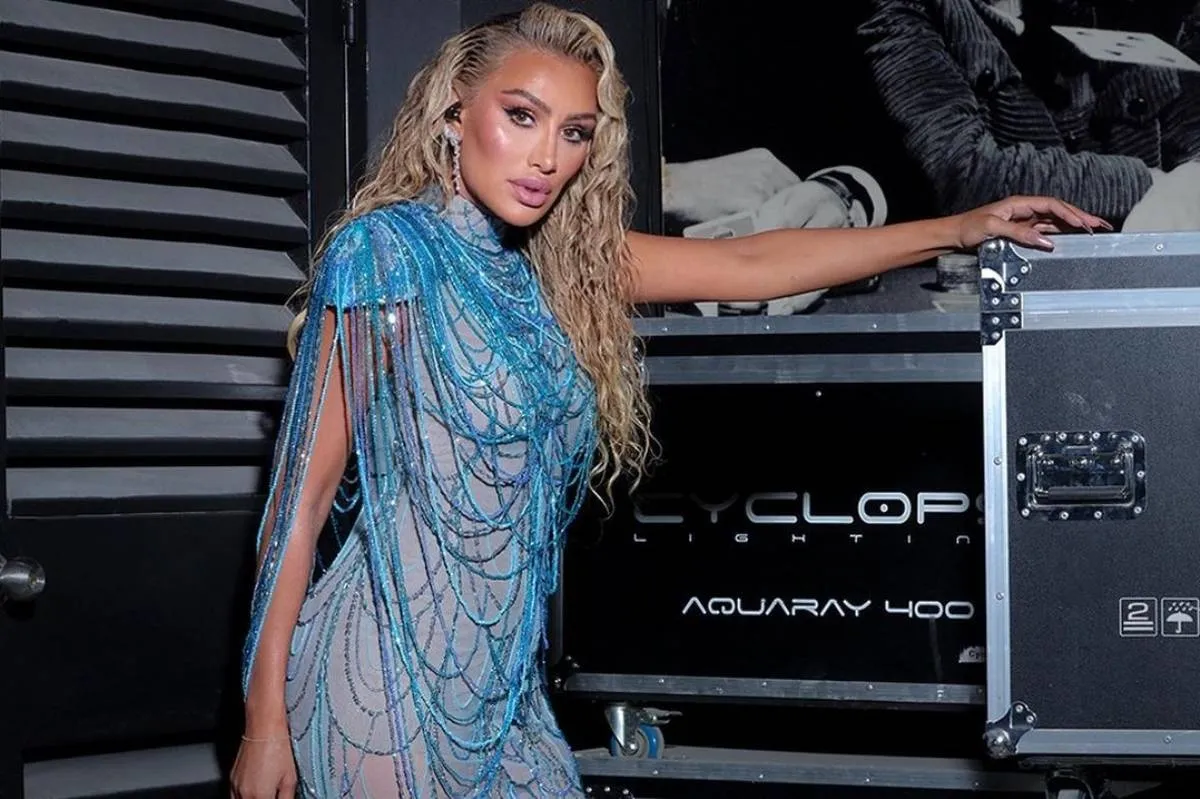 مايا دياب بالأزرق الثلجي- الصورة من حساب النجمة على إنستغرام