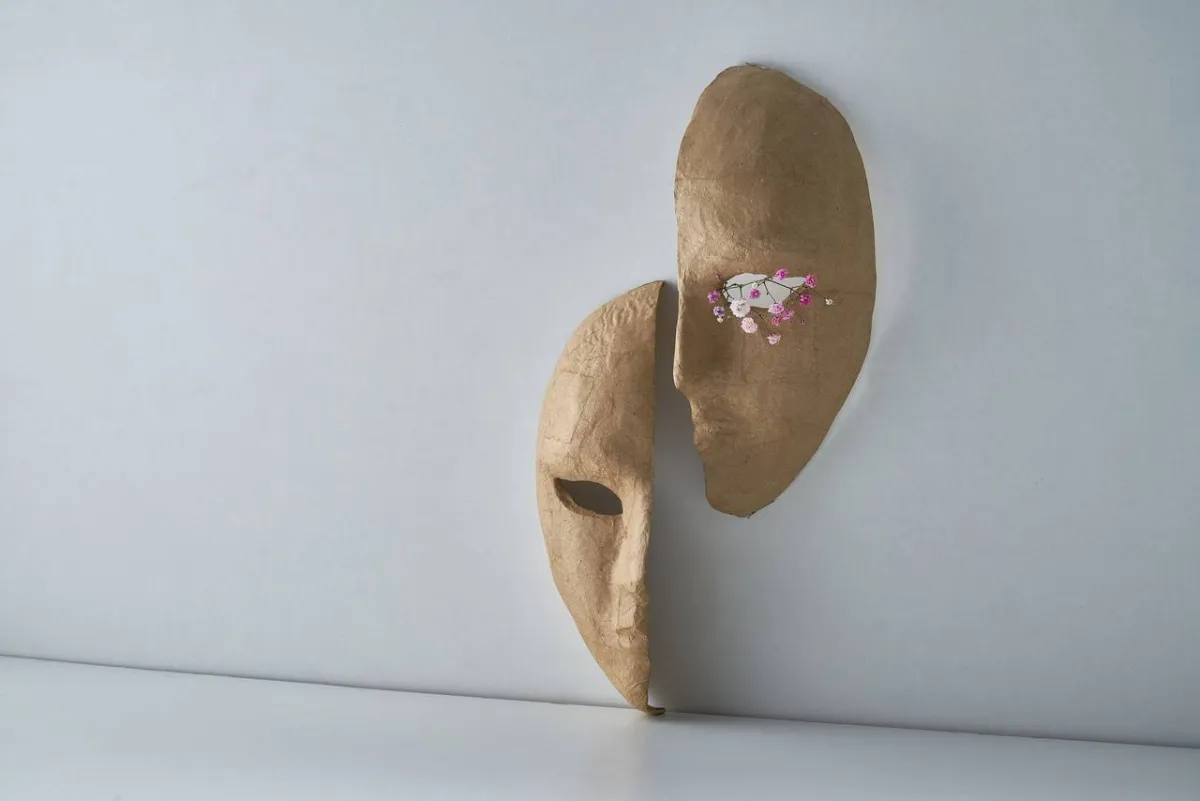 صورة تعبيرية لازدواج الوجهين