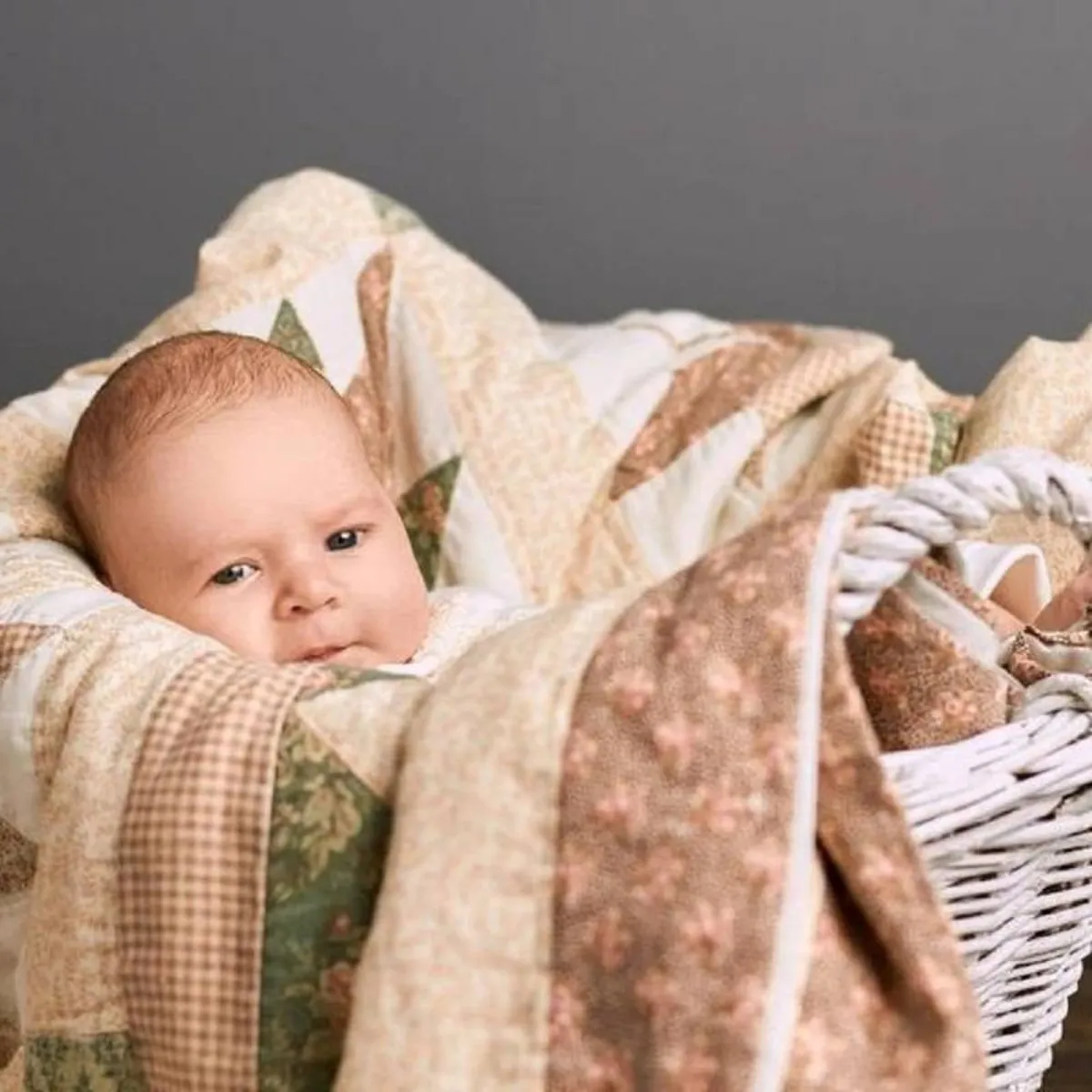 صورة لطفل وغطاء كثير