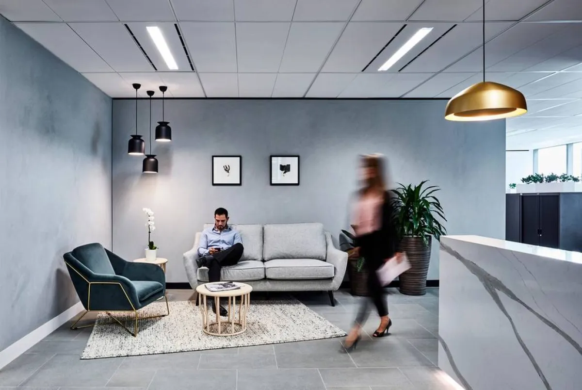 الحضور قبيل الموعد المحدّد بدقائق