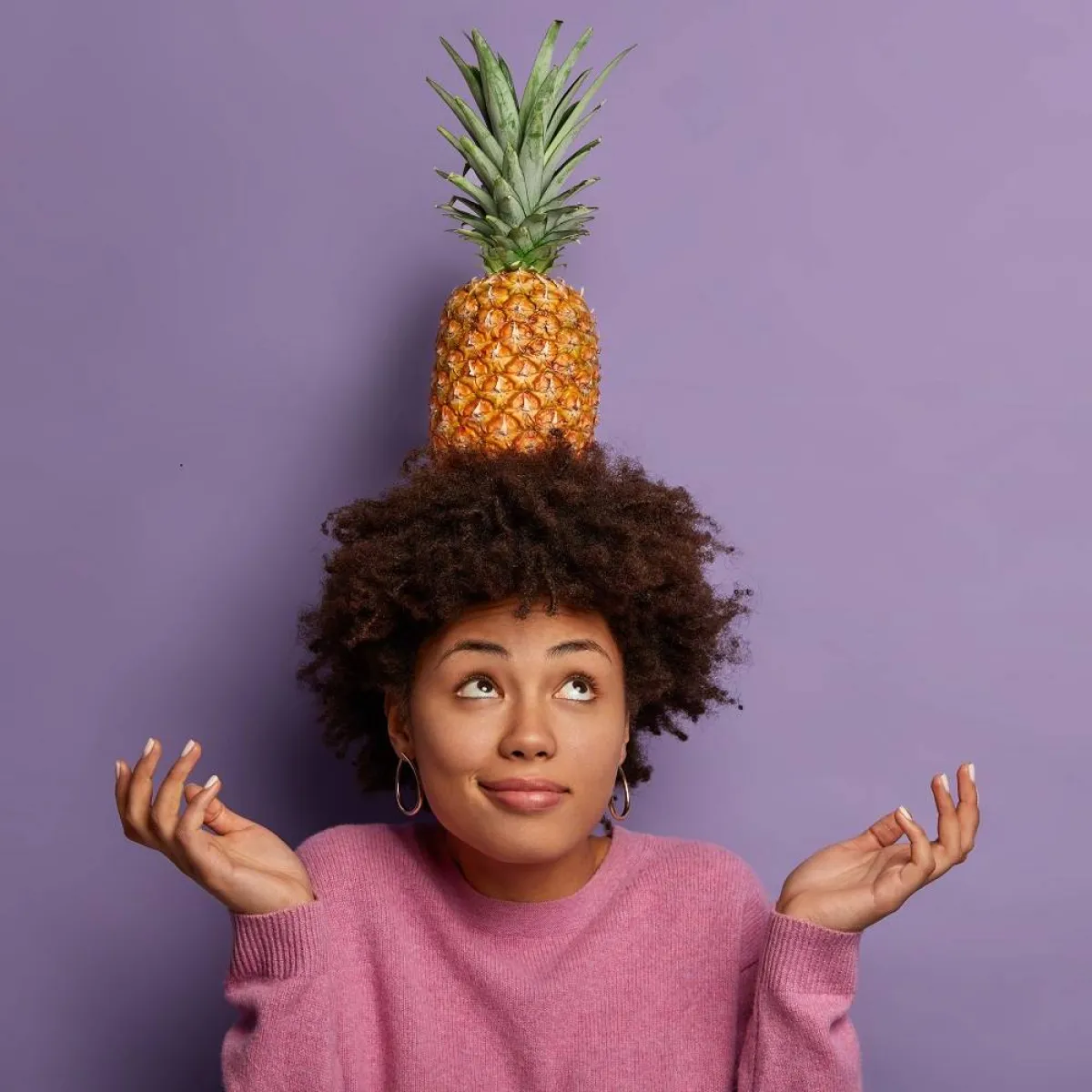 صورة لحامل وأناناس