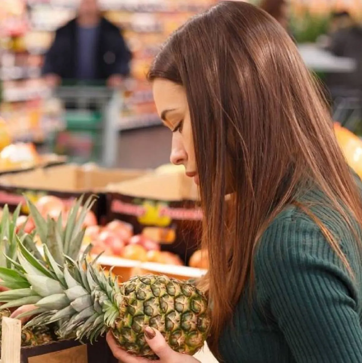 صورة لحامل تشتري الأناناس