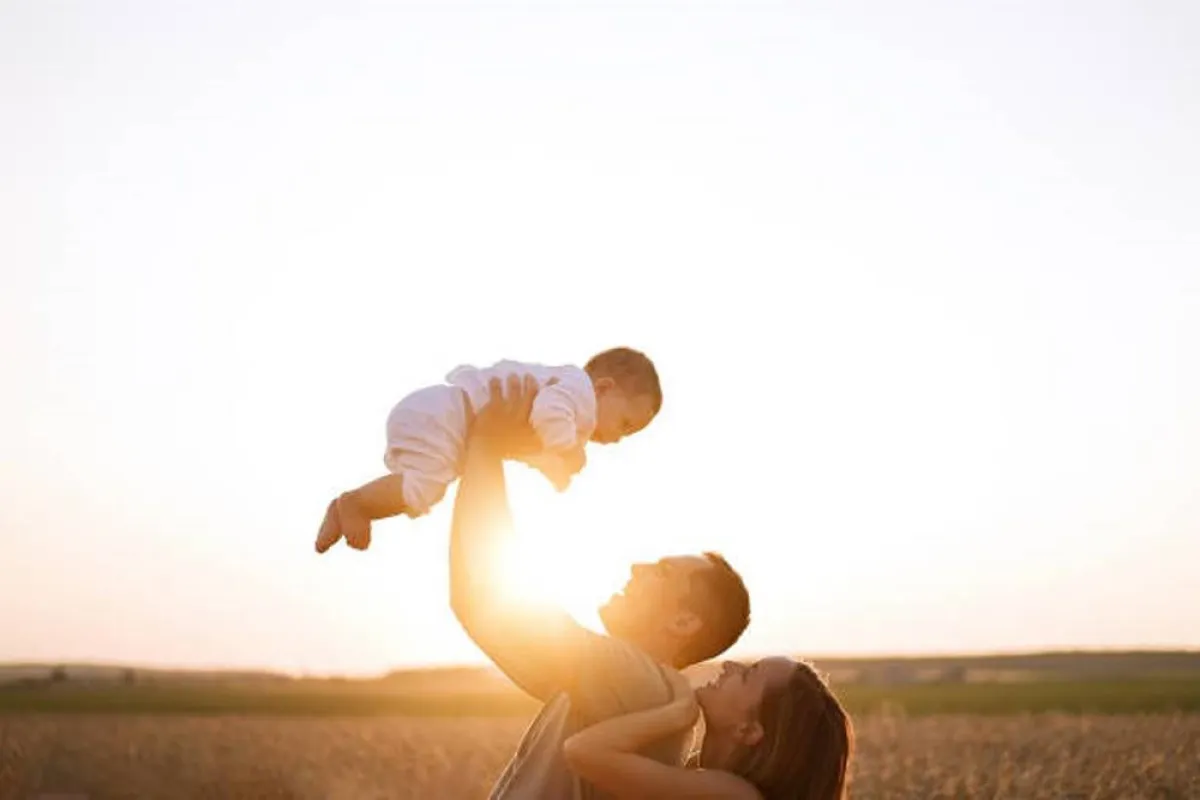 صورة لطفل يشعر بالسعادة مع والديه