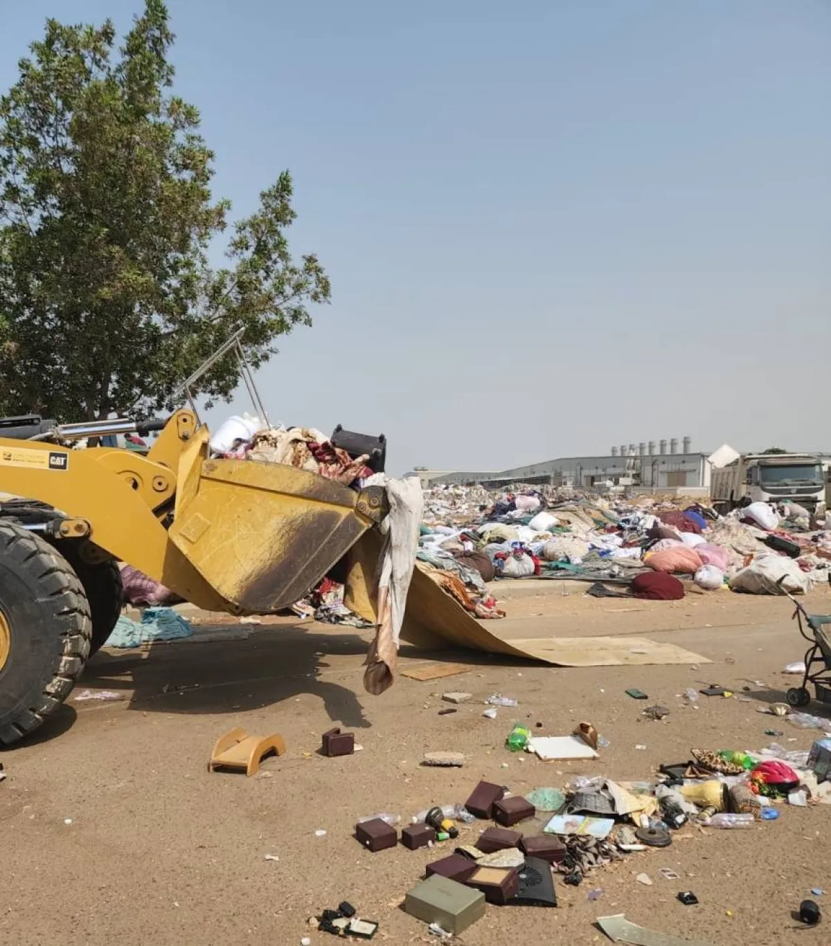 أمانة جدة تصادر 18 طن من الملابس المستعملة بحراج الصواريخ