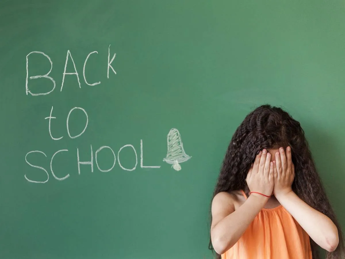 صورة لطفلة تضع يديها على وجهها