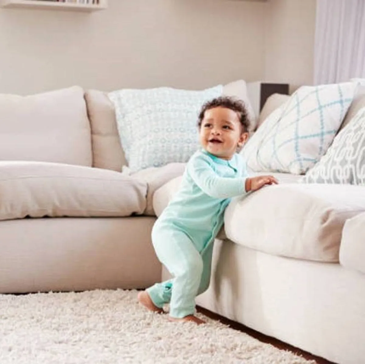 صورة لطفل يتحرك ويبتسم