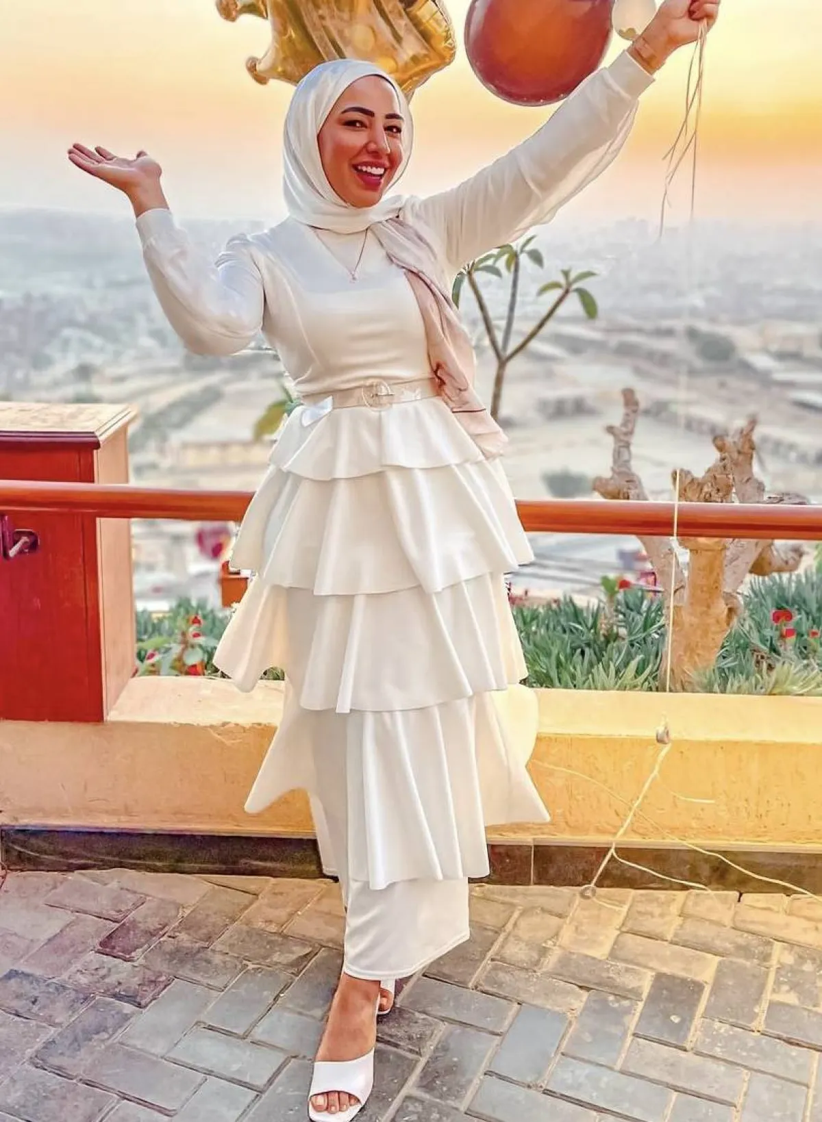 دعاء عكاشة بفستان بطبقات متعددة