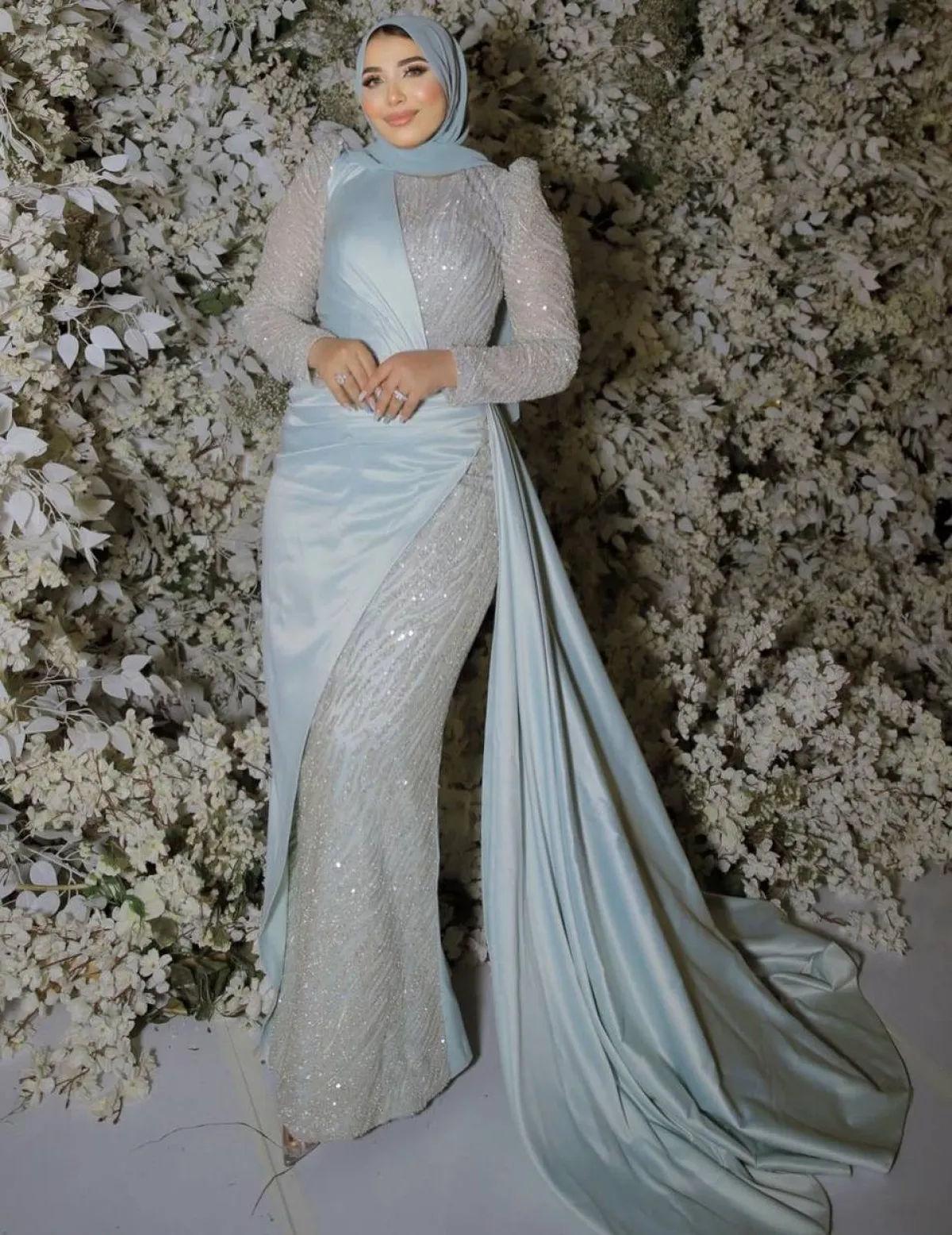 حنان الحكيم بفستان بذيل منفصل