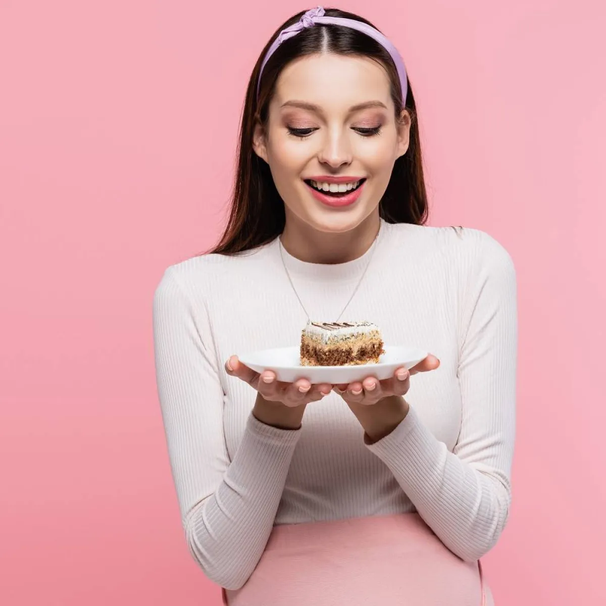 صورة لحامل تتناول الحلوى