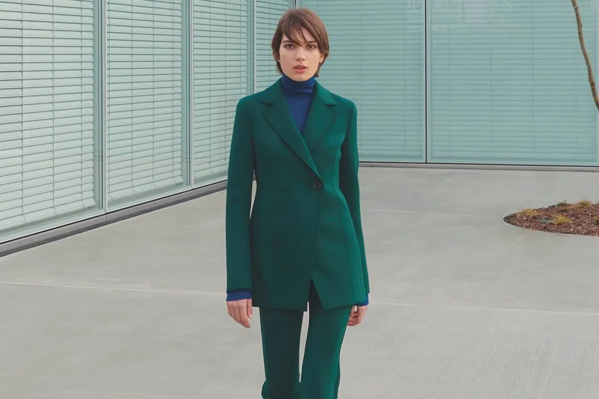 موديلات بدلات بألوان ترابية