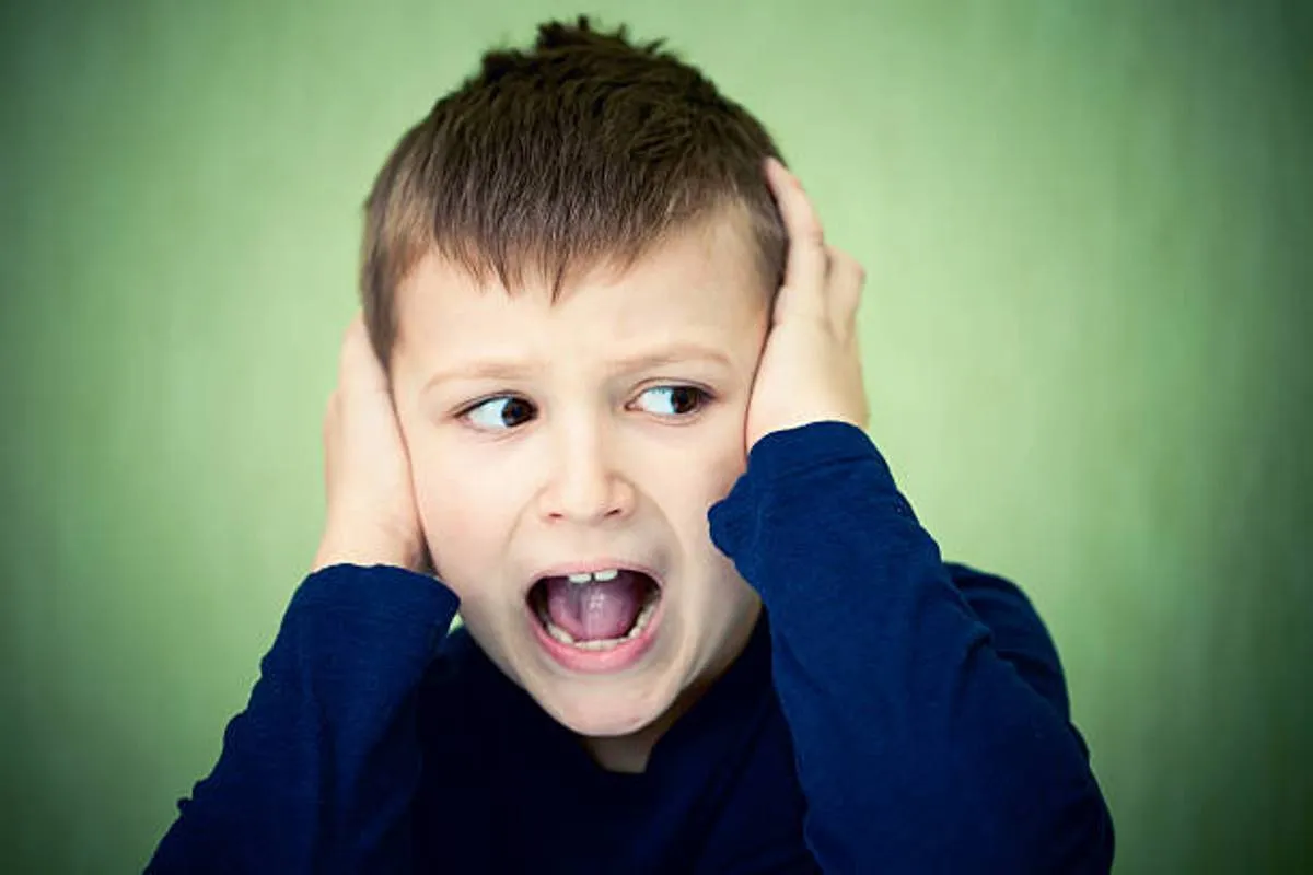 صورة لطفل يشعر بالخوف من صوت  عال