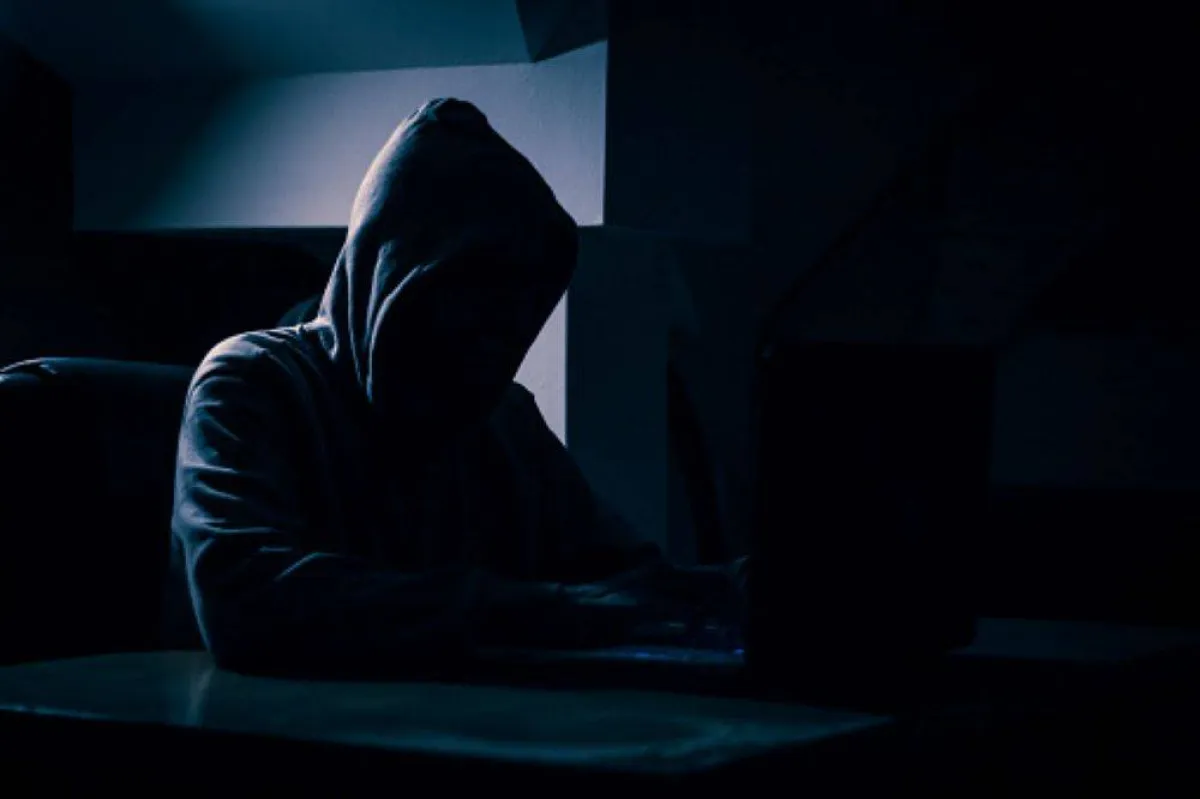 مختص تقني يحدد أسباب وقوع المستخدمين ضحايا للتطبيقات الضارة 