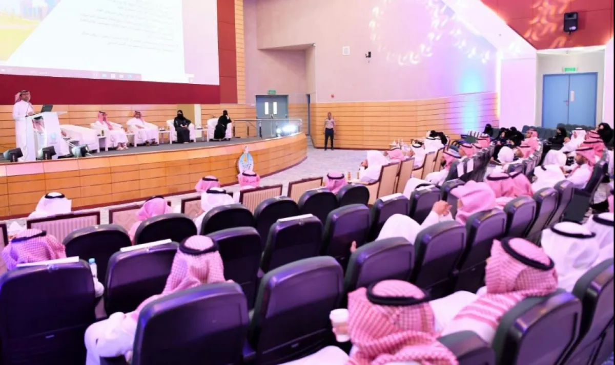 جرى الملتقى في مسرح كلية الآداب والعلوم الإنسانية.الصورة من قسم العلاقات العامة